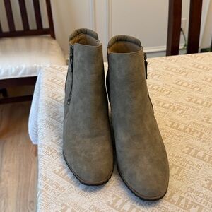 SOUL Naturalizer Taupe Ankle Boots